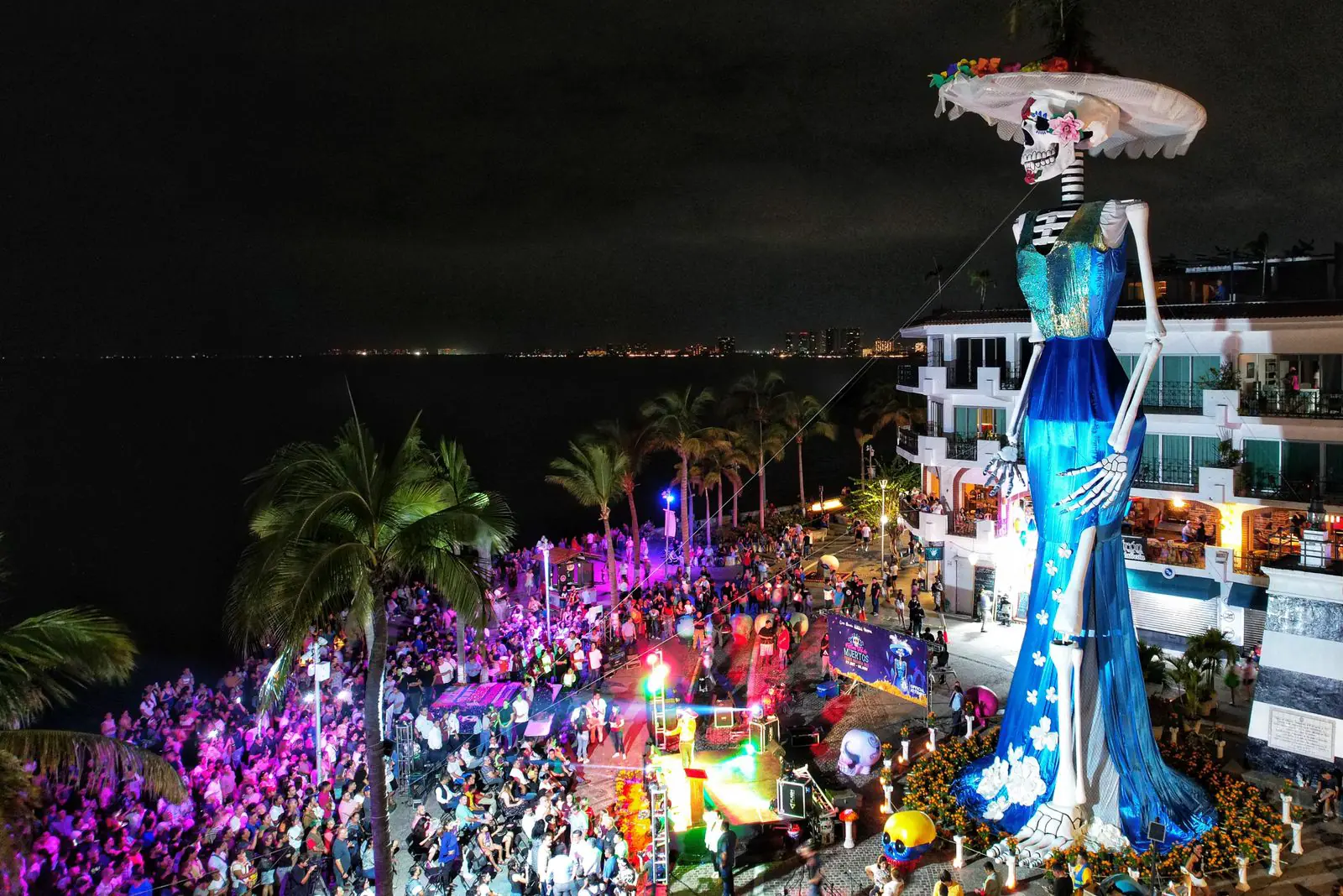 La Catrina más grande del mundo se queda una semana más en el malecón
