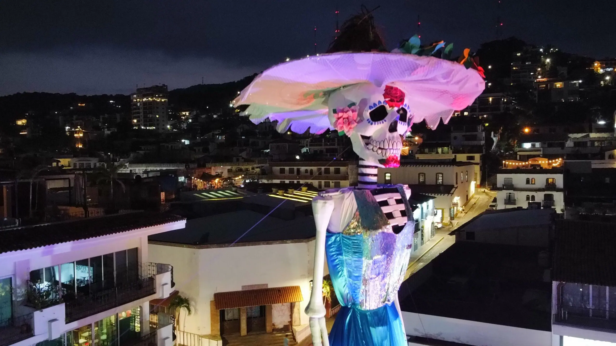 La Catrina más grande del mundo se queda una semana más en el malecón.