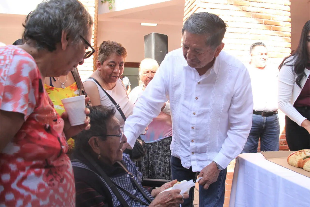 Profe Michel con abuelitos partiendo la rosca